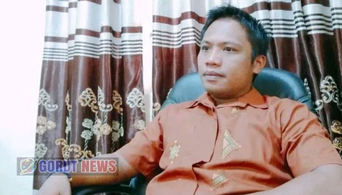 Menyambut Hari Pahlawan 2024, enam anggota Penggalang Pramuka SMP Negeri 4 Tolinggula menggelar kegiatan napak tilas