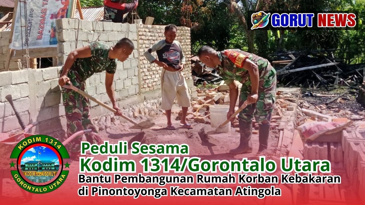 Personil TNI Bantu Bangun Rumah Warga