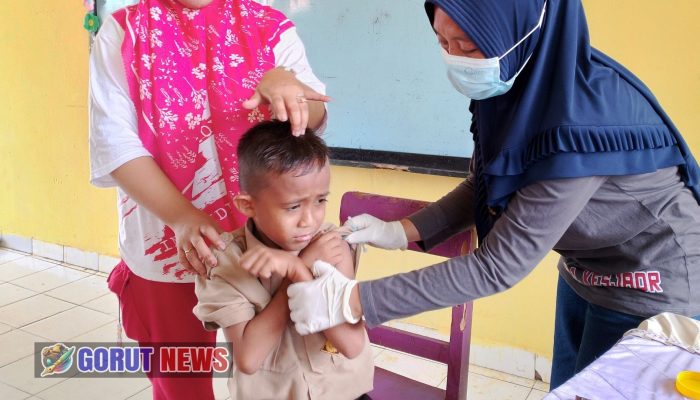 Kunjungan PKM Anggrek, Memberikan Imunisasi Difteria dan Tetanus di SDN 16 Anggrek