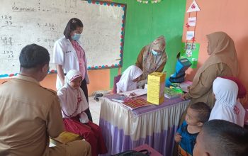 Tenaga kesehatan dari UPTD Puskesmas Anggrek, yang terdiri dari dr. Ekasari Ayu Saputri, Verawati Lamuda, S.Kep.NS, dan Aryasa Rezkita, A.Md. Kep, melakukan kunjungan ke SDN 16 Anggrek