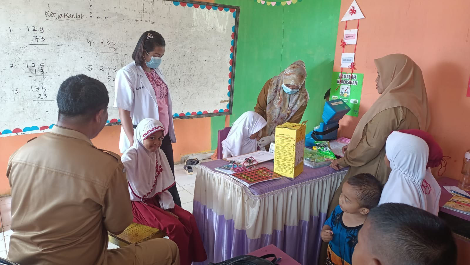 Tenaga kesehatan dari UPTD Puskesmas Anggrek, yang terdiri dari dr. Ekasari Ayu Saputri, Verawati Lamuda, S.Kep.NS, dan Aryasa Rezkita, A.Md. Kep, melakukan kunjungan ke SDN 16 Anggrek