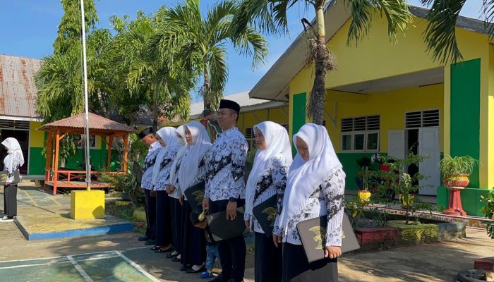 Para guru SDN 1 Anggrek mengenakan seragam PGRI saat melaksanakan upacara Hari Guru Nasional 2024 di lapangan sekolah. Mereka bertugas sebagai pengibar bendera, pembaca doa, serta pembina upacara. Kepala sekolah menyampaikan pidato tentang pentingnya peran guru dalam pendidikan.