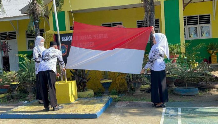 Peringatan Hari Guru Nasional 2024 di SDN 1 Anggrek berlangsung istimewa dengan guru sebagai petugas upacara