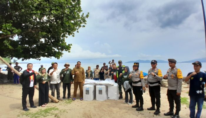 Sertu Abdul Azis bertugas mendampingi distribusi logistik Pilkada di Desa Ponelo, Kecamatan Ponelo Kepulauan