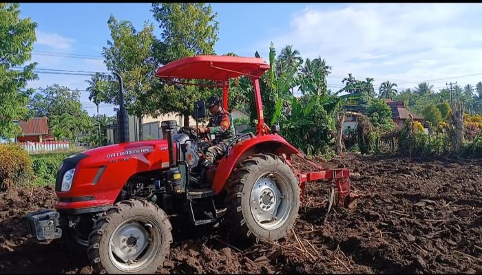 Praka Melky saat mengoperasikan Traktor Untuk Membajak lahan Koramil