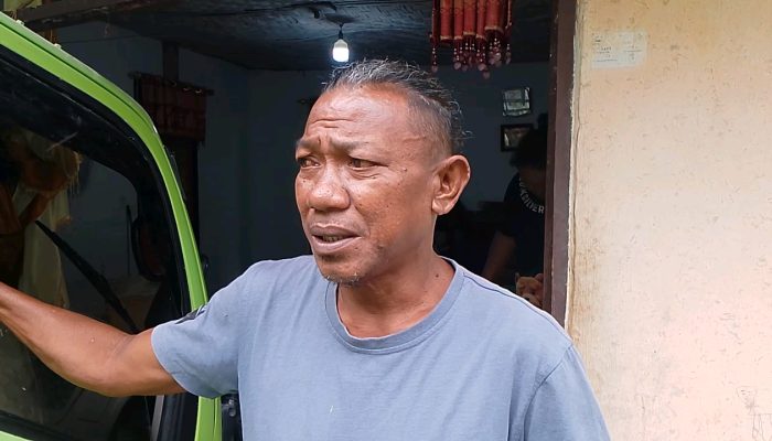 Truk Oleng Tabrak Rumah Warga di Desa Botumoputi Tibawa