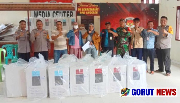 Babinsa Kodim 1314/Gorut Pimpin Pengawalan Kotak Suara Pilkada dari Pulau Dudepo Hingga ke PPK Kecamatan Anggrek