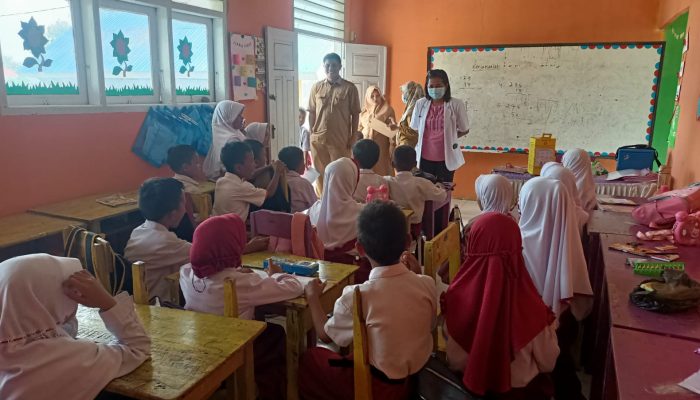 Tenaga kesehatan dari UPTD Puskesmas Anggrek, yang terdiri dari dr. Ekasari Ayu Saputri, Verawati Lamuda, S.Kep.NS, dan Aryasa Rezkita, A.Md. Kep, melakukan kunjungan ke SDN 16 Anggrek