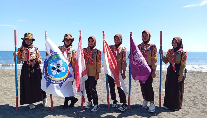 Penggalang Pramuka SMP Negeri 4 Tolinggula menggelar kegiatan napak tilas dan aksi bersih pantai di Desa Tolinggula Pantai