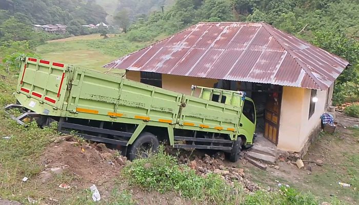 Truk Oleng Tabrak Rumah Warga di Desa Botumoputi Tibawa