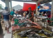 Babinsa Koramil 1314-03/Sumalata Pantau Harga Sembako di Pasar Minggu Bulontio Barat