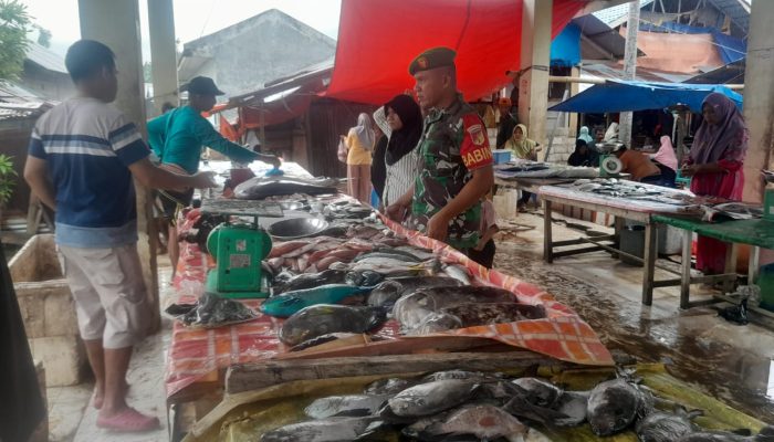 Babinsa Koramil 1314-03/Sumalata Pantau Harga Sembako di Pasar Minggu Bulontio Barat