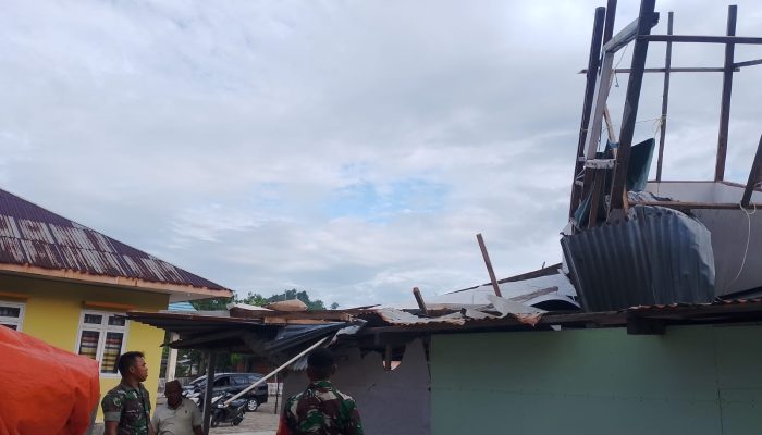 Babinsa Koramil 1314-03/Sumalata Sigap Bantu Warga Korban Angin Puting Beliung