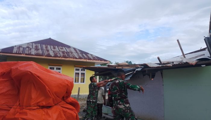 Babinsa Koramil 1314-03/Sumalata Sigap Bantu Warga Korban Angin Puting Beliung