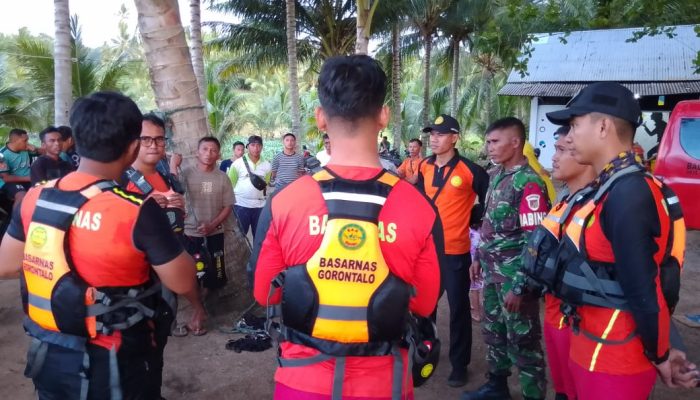 Sinergi Babinsa dan Basarnas, Upaya Pencarian Korban di Pantai Lokpon