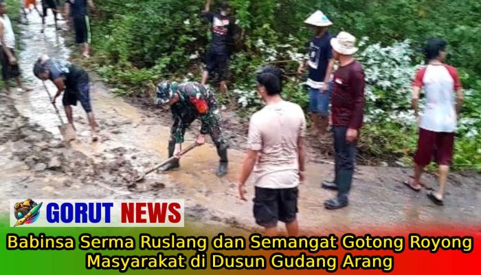Karya Bakti Babinsa Koramil 01/Kwd Serma Ruslang di Dusun Gudang Arang