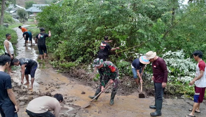 Karya Bakti Babinsa Koramil 01/Kwd Serma Ruslang di Dusun Gudang Arang