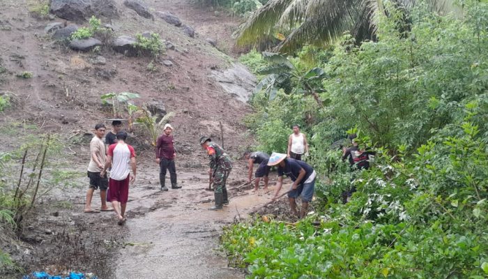 Karya Bakti Babinsa Koramil 01/Kwd Serma Ruslang di Dusun Gudang Arang