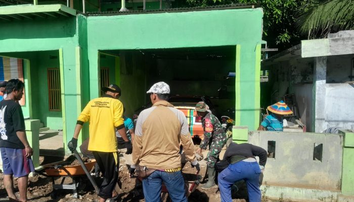 Sertu Parman Bersama Masyarakat Bersihkan Saluran di Dusun Lomuli