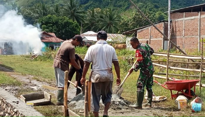 Babinsa Koramil 1314-03/Sumalata Laksanakan Karya Bakti Renovasi Masjid