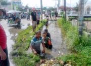 Babinsa Koramil 1314-01/Kwandang Bersihkan Saluran Air di Moluo 