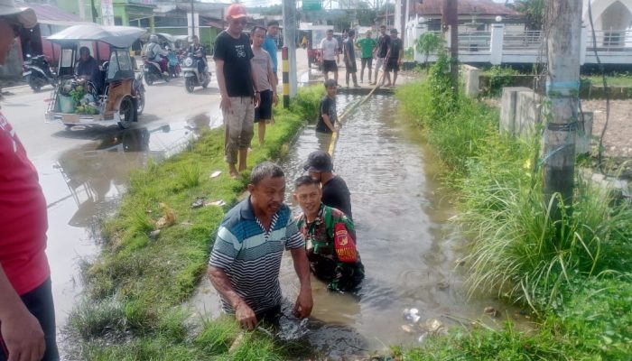 Babinsa Koramil 1314-01/Kwandang Bersihkan Saluran Air di Moluo 