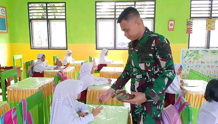 Serda Taufik Hiola Memberikan Hadiah Kepada Siswa Yang Menjawab Soal Dengan Tepat 