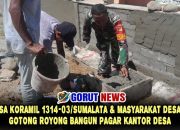 Babinsa Koramil 1314-03/Sumalata dan Masyarakat Desa Kikia Gotong Royong Bangun Pagar Kantor Desa