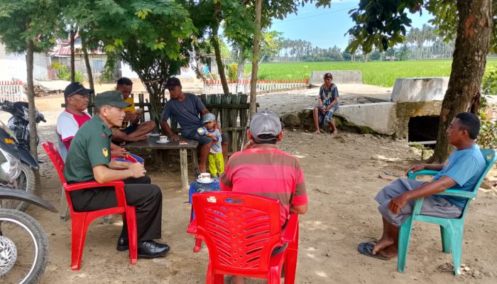 Babinsa Koramil 1314-02/Atg Lakukan Komunikasi Sosial dengan Warga Desa Motomingo