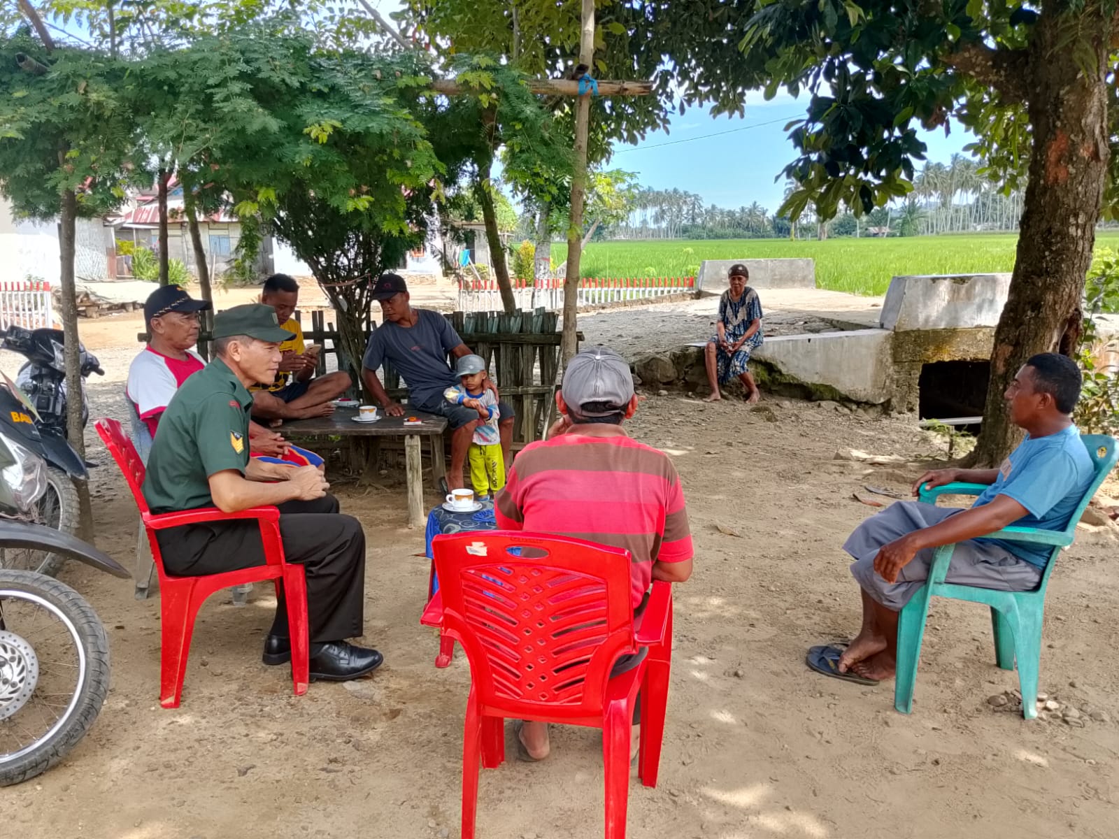 Babinsa Koramil 1314-02/Atg Lakukan Komunikasi Sosial dengan Warga Desa Motomingo