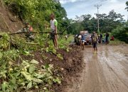 Babinsa Serda La Armaga Bersama Warga Membersihkan Material Longsor di Desa Windu