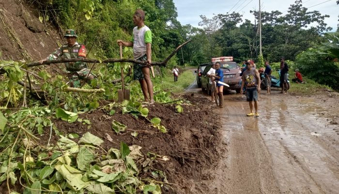 Babinsa Serda La Armaga Bersama Warga Membersihkan Material Longsor di Desa Windu