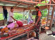 Pengecekan Harga Sembako oleh Praka Melki di Pasar Tolinggula Tengah