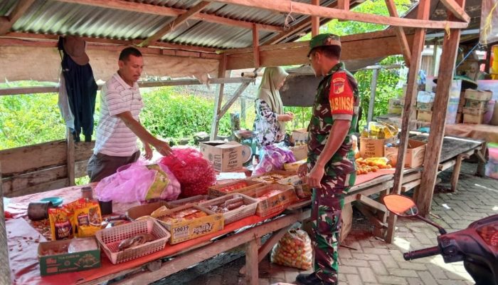 Pengecekan Harga Sembako oleh Praka Melki di Pasar Tolinggula Tengah