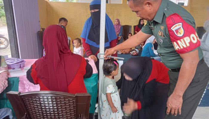 Babinsa Dampingi Kegiatan Posyandu Bulanan di Desa Tolinggula Ulu