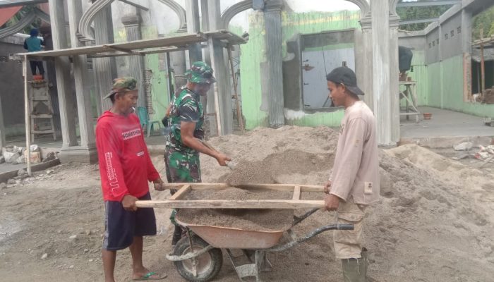 Babinsa Aktif Bahu-membahu dalam Renovasi Masjid Almuahidin di Gorontalo Utara