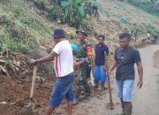 Serma Ruslang Karya Bakti Bersama Warga Atasi Dampak Hujan di Desa Jembatan Merah