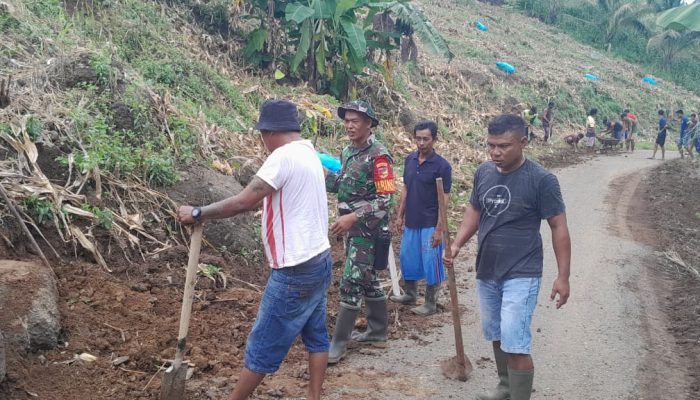 Serma Ruslang Karya Bakti Bersama Warga Atasi Dampak Hujan di Desa Jembatan Merah