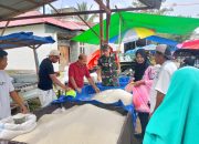 Serma Mody Pantau Harga Sembako di Pasar Gentuma Gorontalo Utara