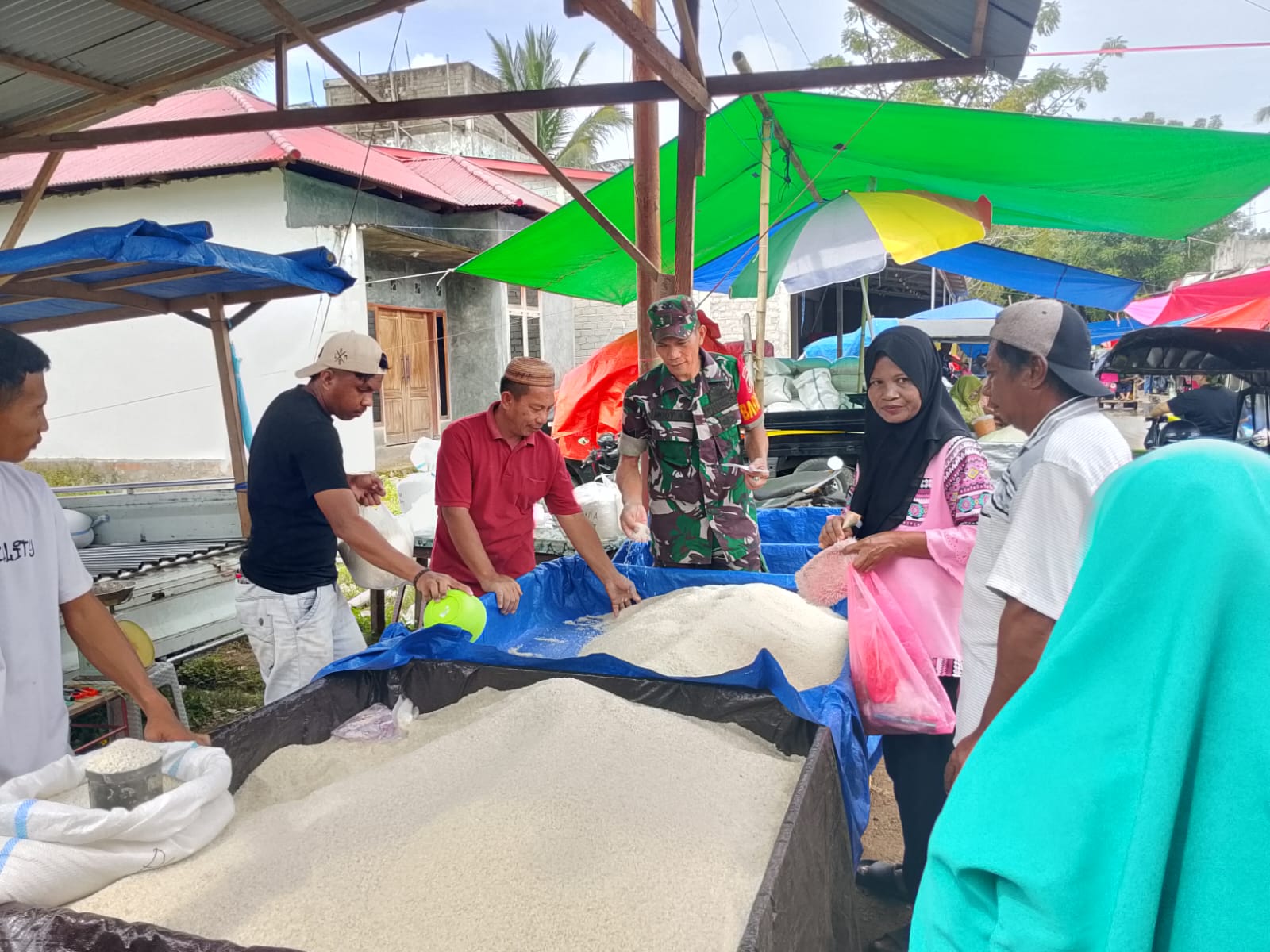 Serma Mody Pantau Harga Sembako di Pasar Gentuma Gorontalo Utara