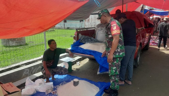 Sertu Parman Pantau Harga Sembako di Pasar Menjelang Bulan Ramadhan