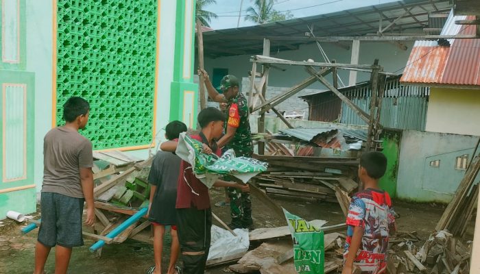 Babinsa Pratu Alvian Loppies Turut Serta Dalam Gotong Royong Pembersihan Masjid di Bulontio