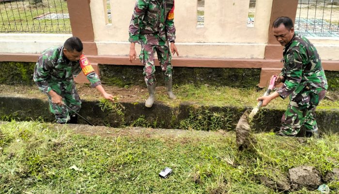 Karya Bakti Babinsa di Sarana Ibadah Mesjid Al-Insan Desa Moluo