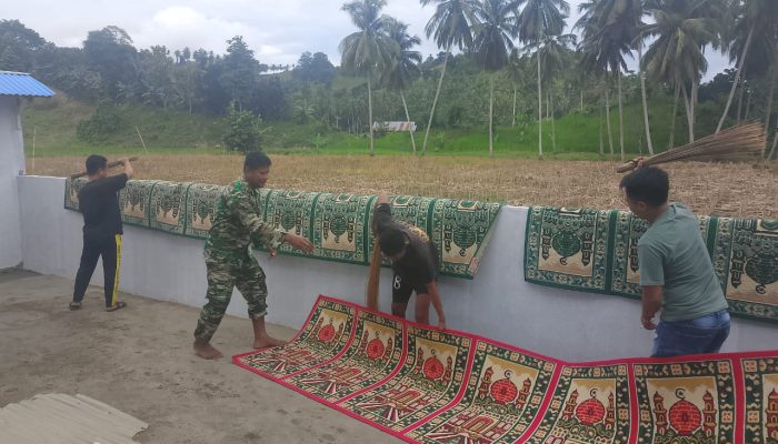 Serda Lambogo Bersama Karang Taruna Bersihkan Mesjid Sambut Ramadan
