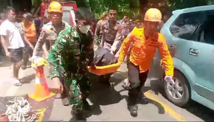 Babinsa Beserta Basarnas Bantu Evakuasi Korban Kecelakaan Mobil Tangki Pertamina