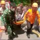 Babinsa Beserta Basarnas Bantu Evakuasi Korban Kecelakaan Mobil Tangki Pertamina