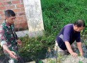 Berjibaku Dengan Sampah dan Lumpur, Babinsa Libuo Gotong-royong Bersihkan Selokan yang Tersumbat