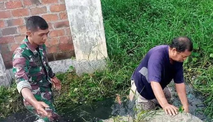 Berjibaku Dengan Sampah dan Lumpur, Babinsa Libuo Gotong-royong Bersihkan Selokan yang Tersumbat
