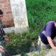 Berjibaku Dengan Sampah dan Lumpur, Babinsa Libuo Gotong-royong Bersihkan Selokan yang Tersumbat