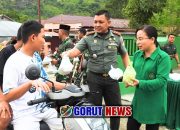 Kodim 1314/Gorut Gelar Pembagian Takjil di Desa Titidu